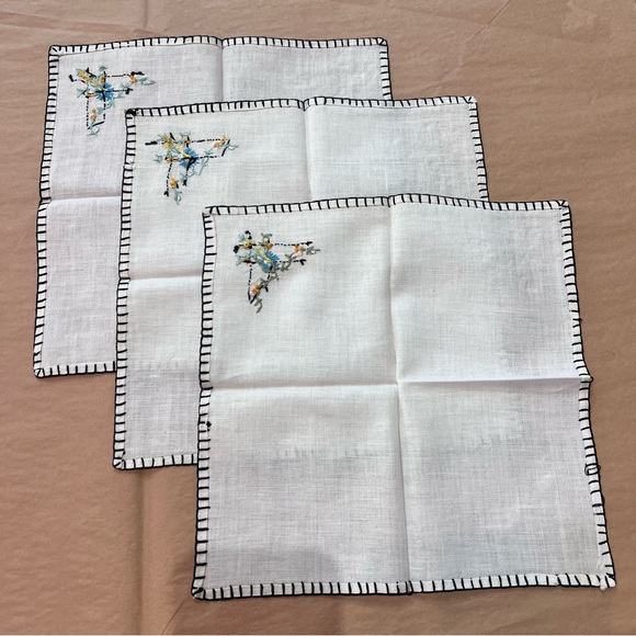 Vintage Set of 6 Hand Embroidered napkins, 2 different compatible designs - Picture 10 of 12